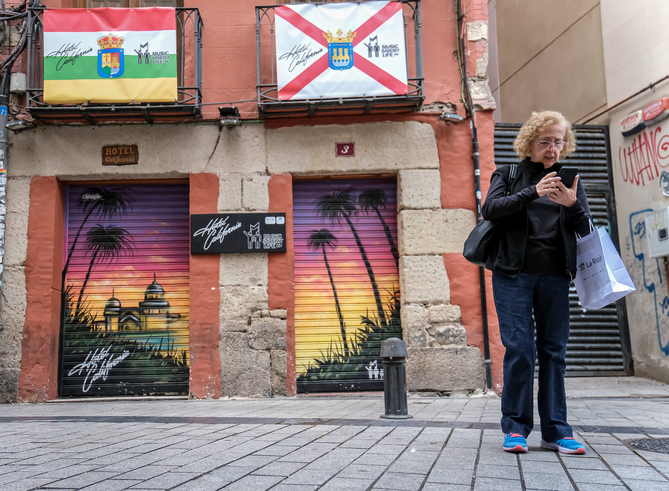 Uno de los locales de ocio nocturno decorados vía 'espray' en la plaza Martínez Zaporta, centro histórico de la capital de La Rioja.