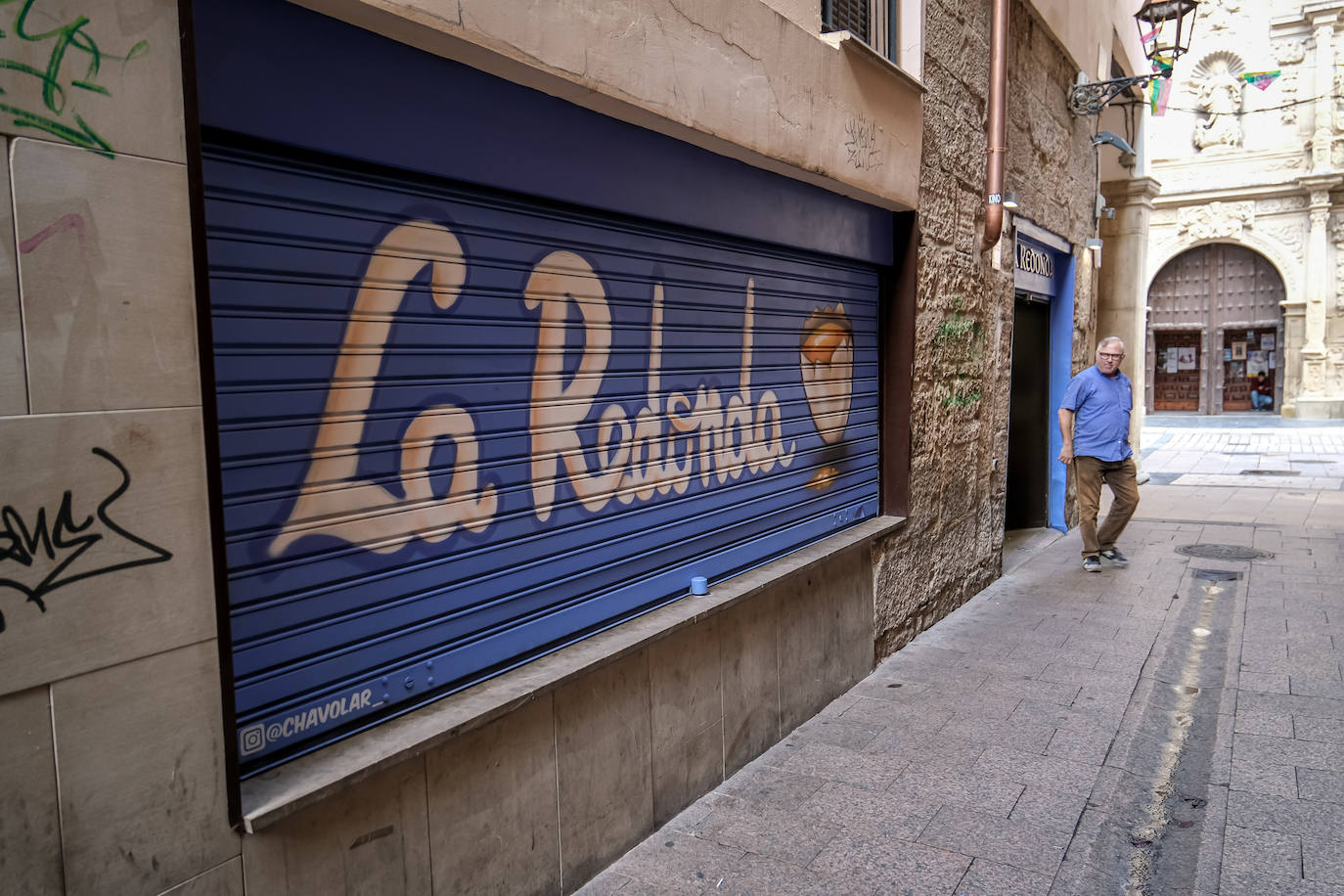 Colorida verja, con temática de 'tortillería', en la travesía con vistas a la concatedral de La Redonda, y de ahí el nombre del bar en cuestión.