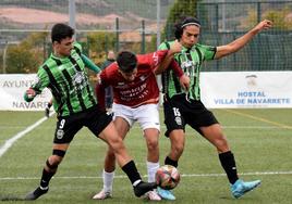 Capi y Adrián intentan frenar la posesión del Alfaro durante el partido de ayer en el San Miguel.