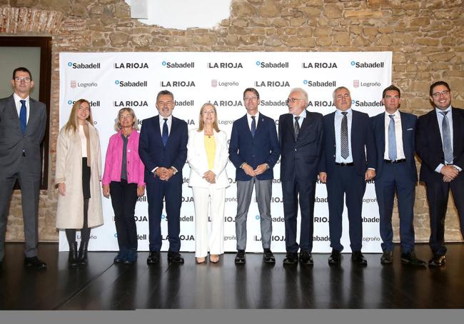 De izquierda a derecha, Goyo Ezama, director general de Diario LA RIOJA; Marta Fernández, presidenta del Parlamento; Teresa Cobo, directora de Diario LA RIOJA; el alcalde, Conrado Escobar; la exministra Ana Pastor; el presidente, Gonzalo Capellán; Francisco Achiaga, presidente del consejo de administración de Nueva Rioja; y Jon Mikel Korta, Diego Pérez-Caballero y Jorge Calvo, responsables de Banco Sabadell.