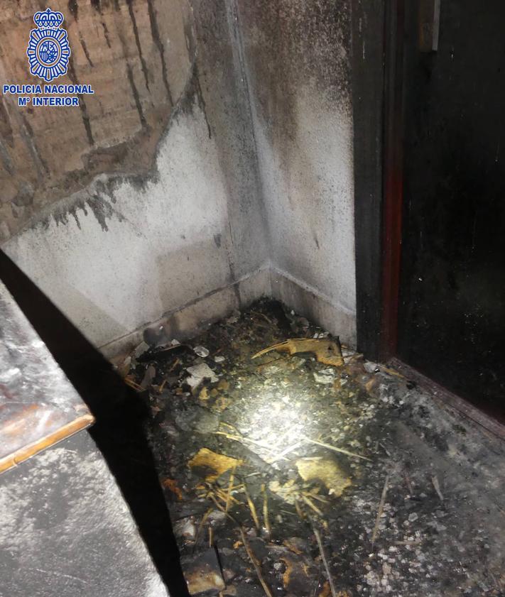 Imagen secundaria 2 - Encarcelan a una mujer que incendió un piso de la calle Villegas con sus compañeros dentro