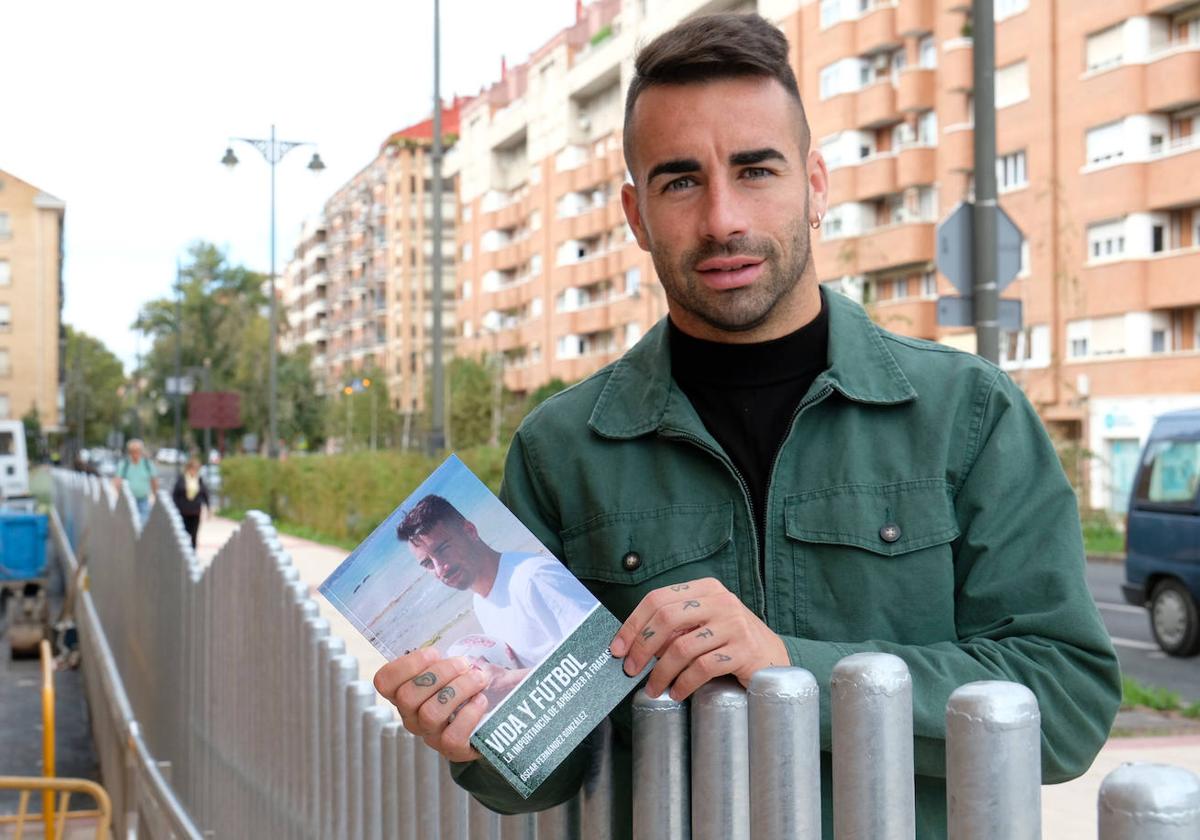 Óscar Fernández muestra su libro, este lunes en Logroño.