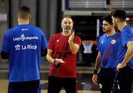 Miguel Ángel Velasco da instrucciones a sus jugadores durante un entrenamiento en el Palacio de los Deportes logroñés.