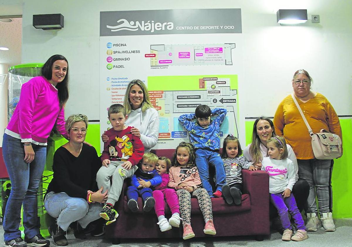 Grupo de madres con sus hijos, que cursan natación en la piscina climatizada de Aquanájera y que se quedarán sin clases desde este domingo.