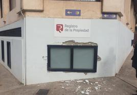 Así quedó la fachada del edificio tras el accidente.