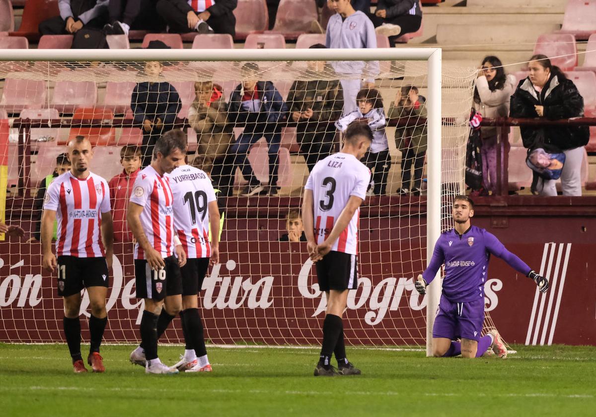 Los jugadores de la UDLogroñés, cabizbajos tras encajar el tercer gol el pasado miércoles.