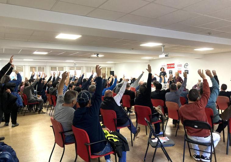 Momento de la votación, con unanimidad en la asamblea de trabajadores.