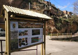 Panel a la entrada del Barrio Bodegas de Quel.