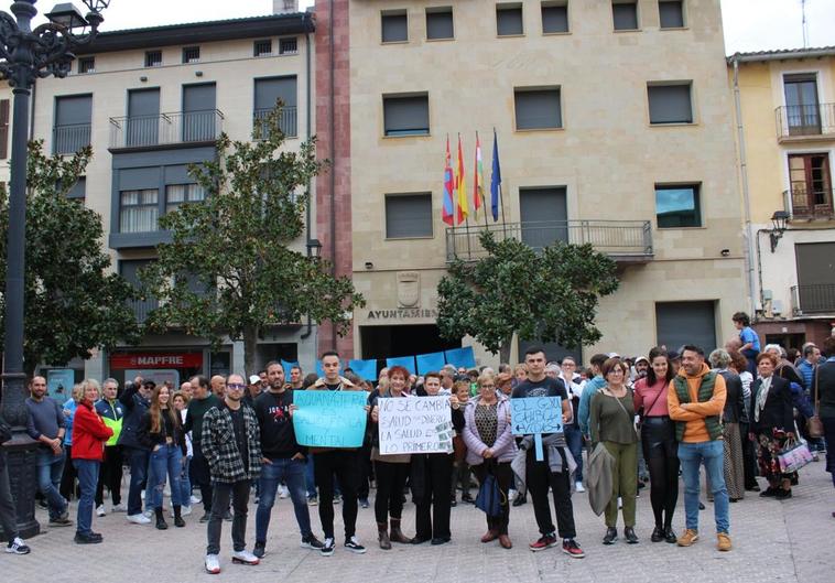 Un grupo de trabajadores del complejo deportivo encabezó la concentración que se realizó en la plaza de España para mostrar su descontento con el cierre.