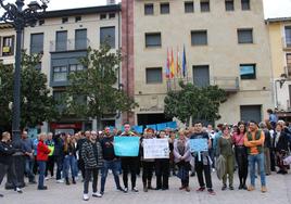 Un grupo de trabajadores del complejo deportivo encabezó la concentración que se realizó en la plaza de España para mostrar su descontento con el cierre.