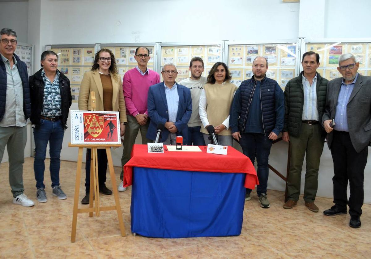 Directivos del CD Calahorra, la peña Crianza Rojilla, Asfinca y concejales del Ayuntamiento, en la presentación del sello.