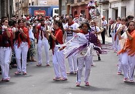 La Gaita Mixta baila en las fiestas de Santa Ana de 2023.