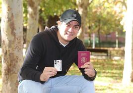Paco Domínguez posa con su pasaporte y DNI español.