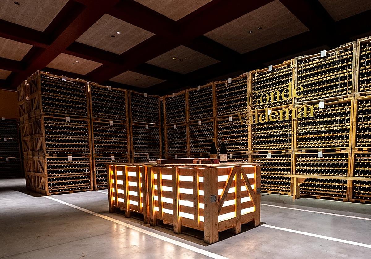 Botellero de madera, uno de los últimos que quedan en Rioja y que alberga más de dos millones de botellas de reservas y grandes reservas de Bodegas Valdemar.