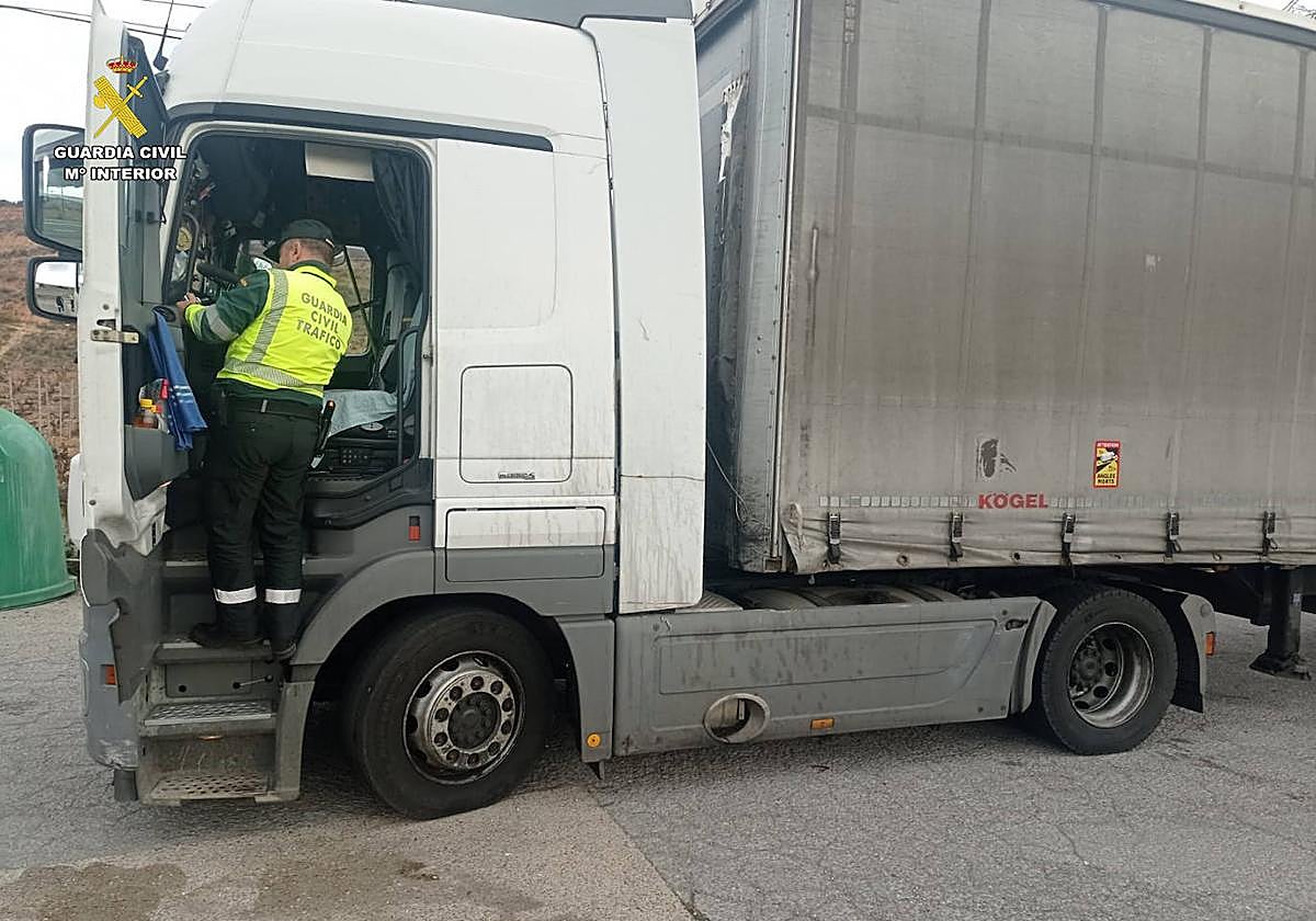 Cuatro meses de cárcel para un camionero por conducir con la tarjeta de otro en el tacógrafo
