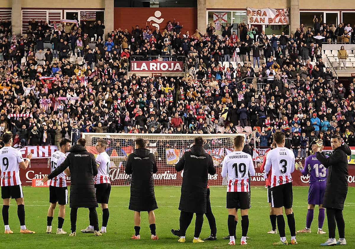 Los jugadores se despiden de la afición tras el partido.
