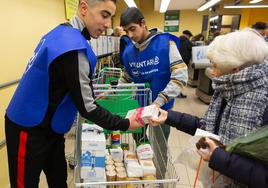 Voluntarios en una «Gran Recogida» en un supermercado logroñés.