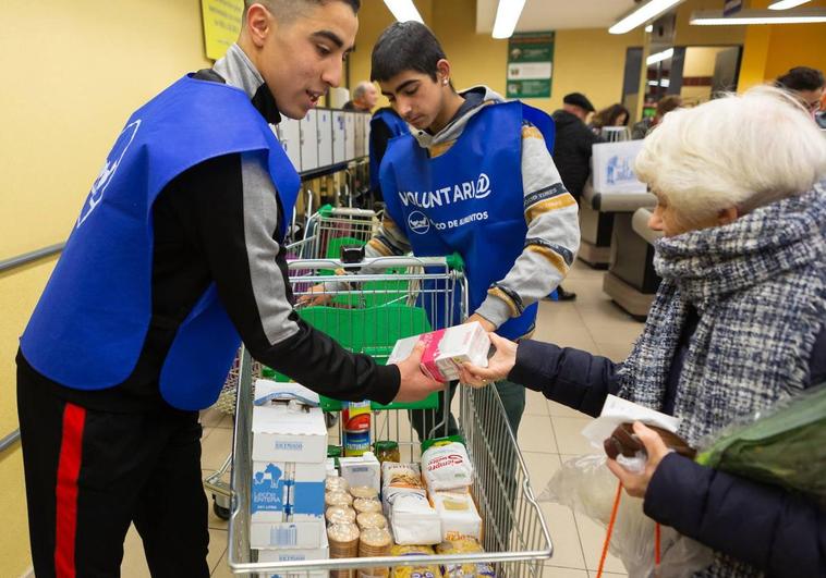 Voluntarios en una «Gran Recogida» en un supermercado logroñés.