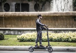 Conductor de patinete en pleno centro de Logroño