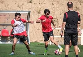 Enzo Facchin avanza con el esférico ante la presencia de Unai García.