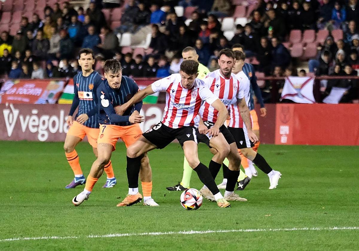Liza protege el balón ante el acoso de Canós