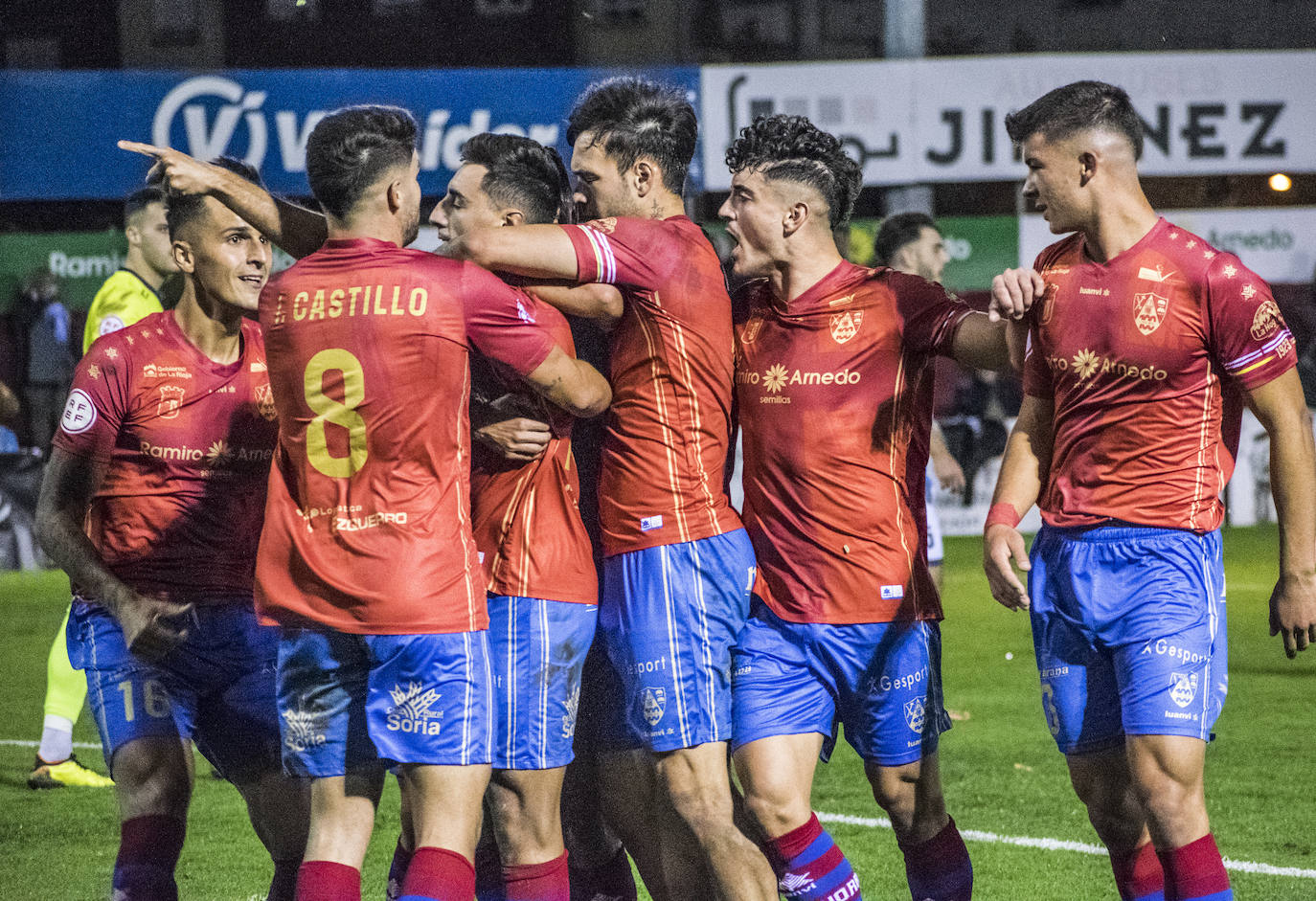 Los jugadores del Calahorra celebran un gol.