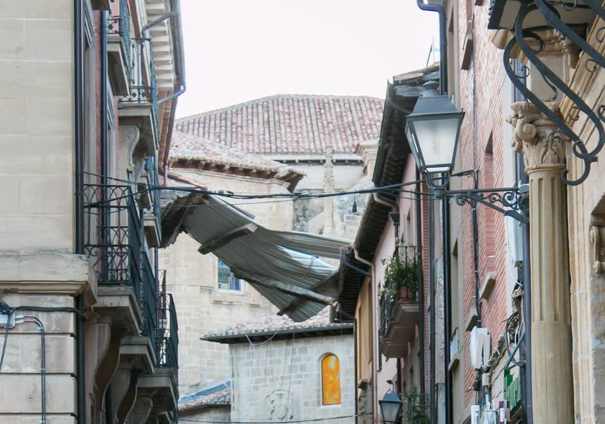 El viento arranca el tejado de un edificio de la calle Mayor de Santo Domingo