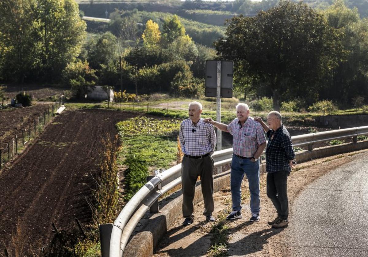 Ángel Martínez de Toda, César Herreros y Teodoro Lejárraga en el punto de la Revuelta por donde cayó el autobús.