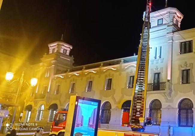 La intervención de los Bomberos en el edifico de Correos