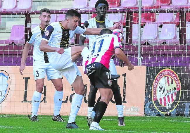 El gol del triunfo.Pepe Carmona mete la cabeza para hacer el 2-1 de la SD Logroñés.