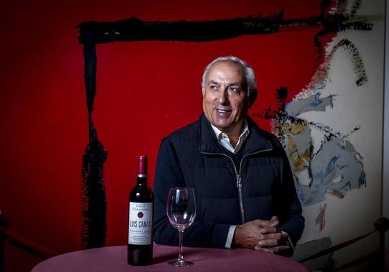 Juan Luis Cañas junto a una botella de crianza de 2019 de la bodega que lleva el nombre de su padre, en el Gran Hotel Lakua.