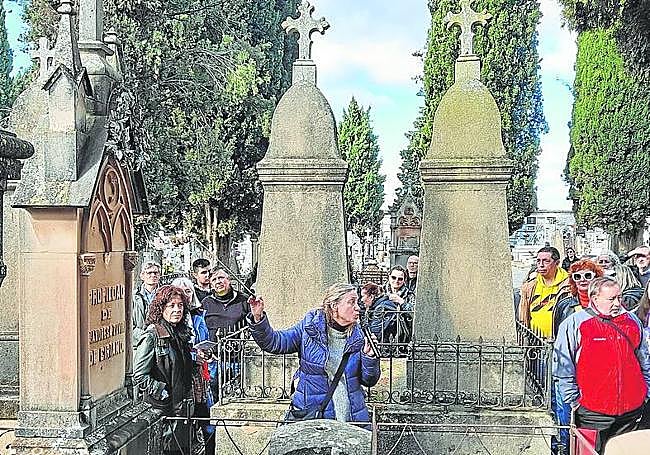 Ana Jesús Mateos explica una tumba del cementerio de La Planilla