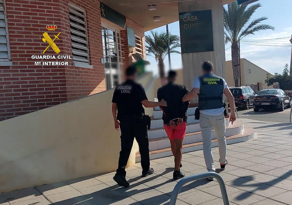 El detenido el conducido por dos agentes a las dependencias de la Guardia Civil.