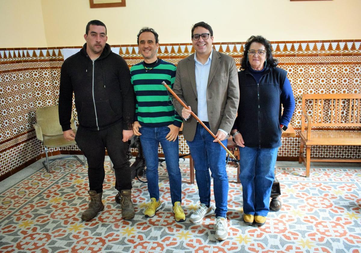 Héctor Espiga, Guillermo Ibáñez, Daniel Carrillo y Carmen Téllez, ayer, tras el pleno municipal que reconstituyó la Corporación de Brieva.