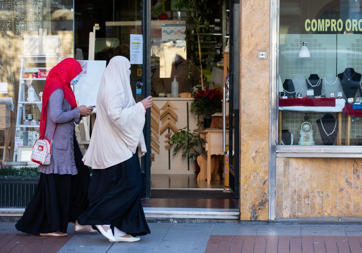 Dos mujeres inmigrantes caminan por una céntrica calle de la capital riojana.