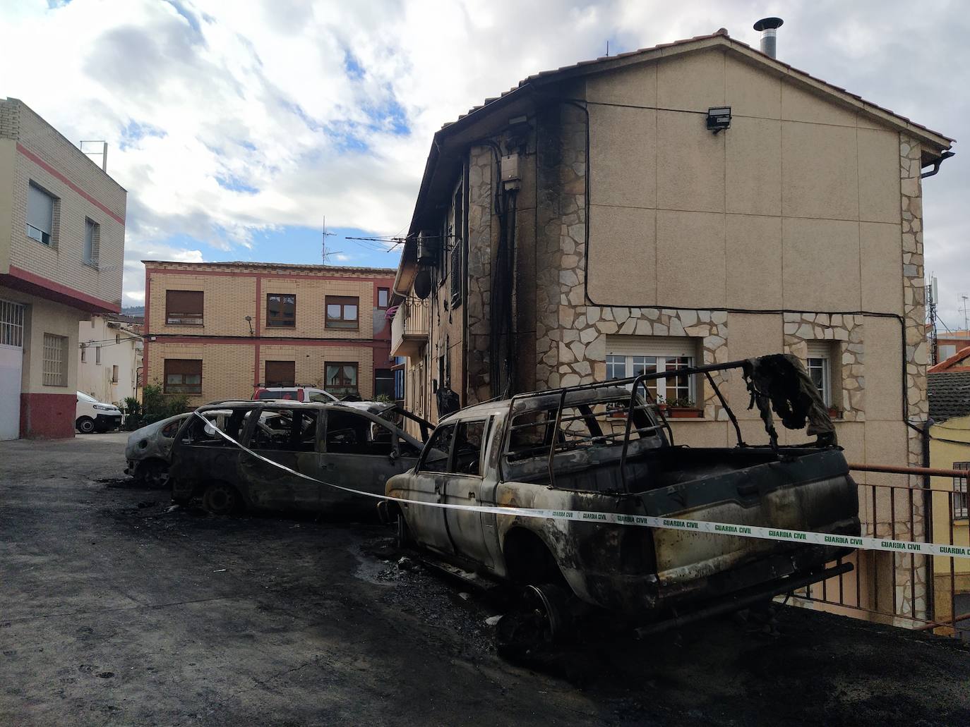 Espectacular incendio de seis coches y una moto en Albelda