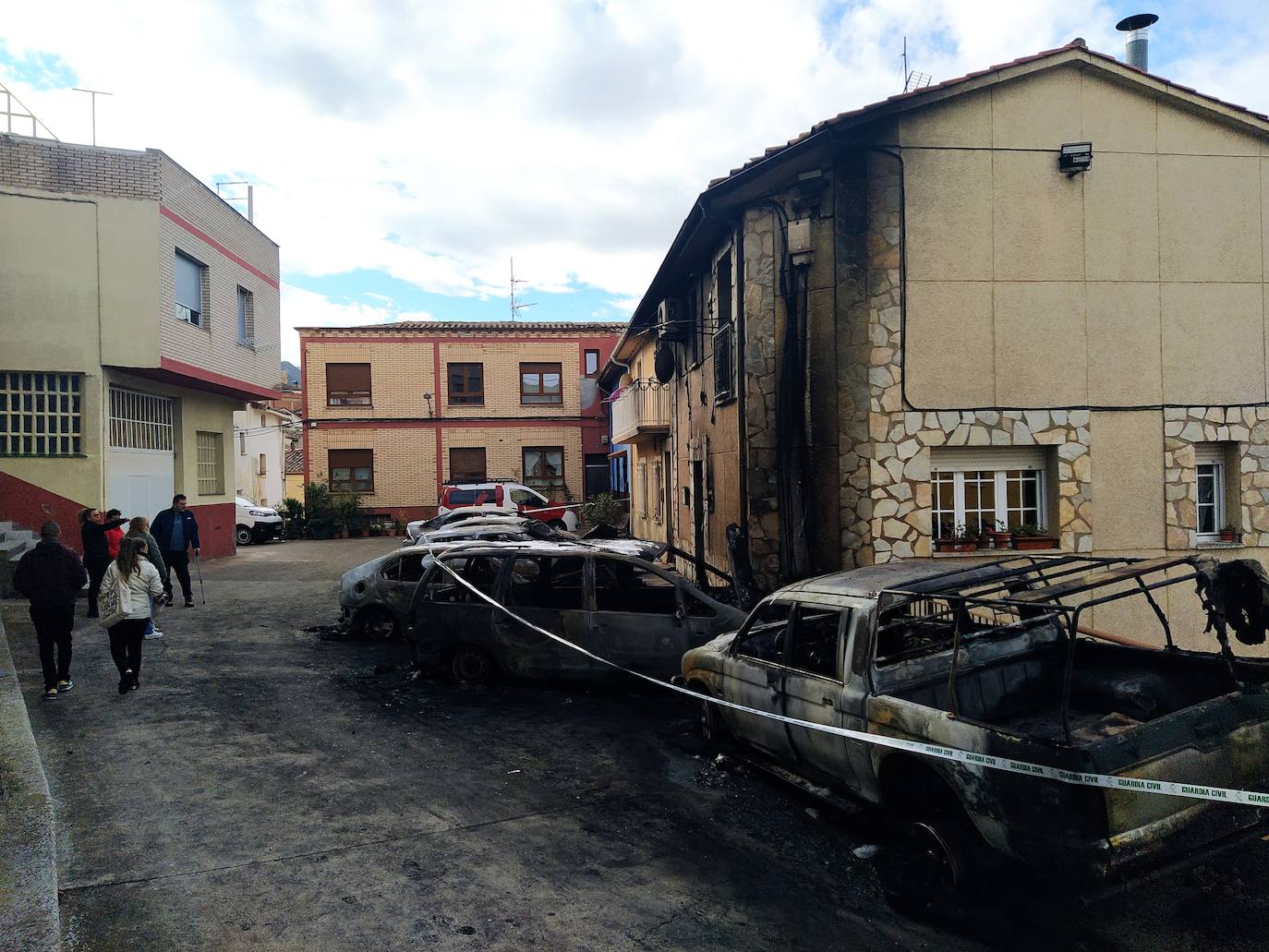 Espectacular incendio de seis coches y una moto en Albelda