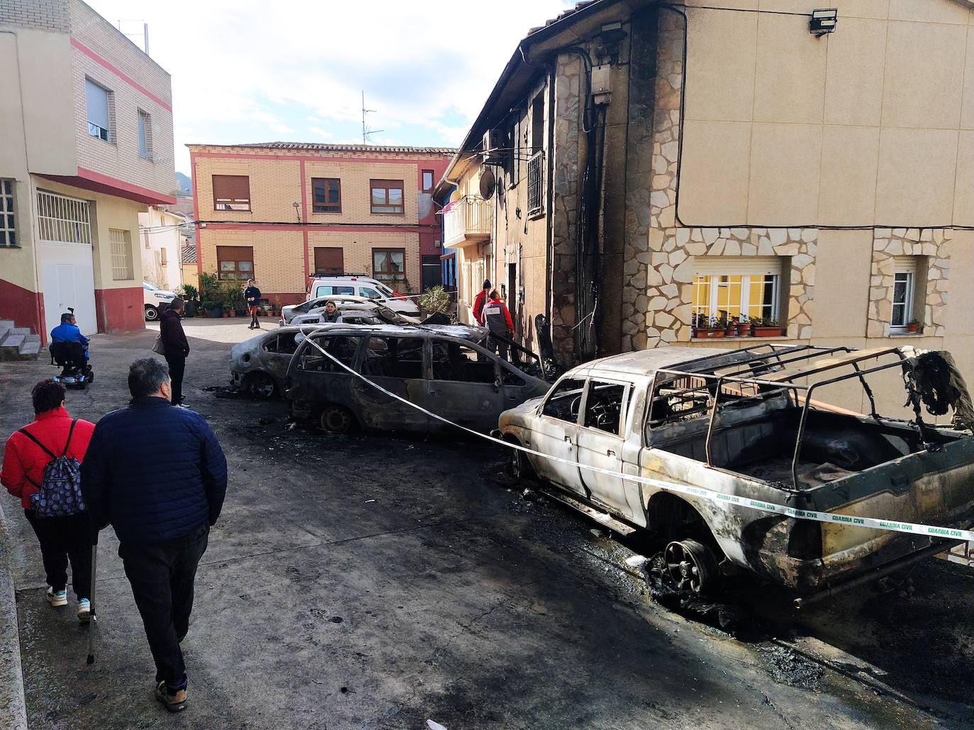 Espectacular incendio de seis coches y una moto en Albelda