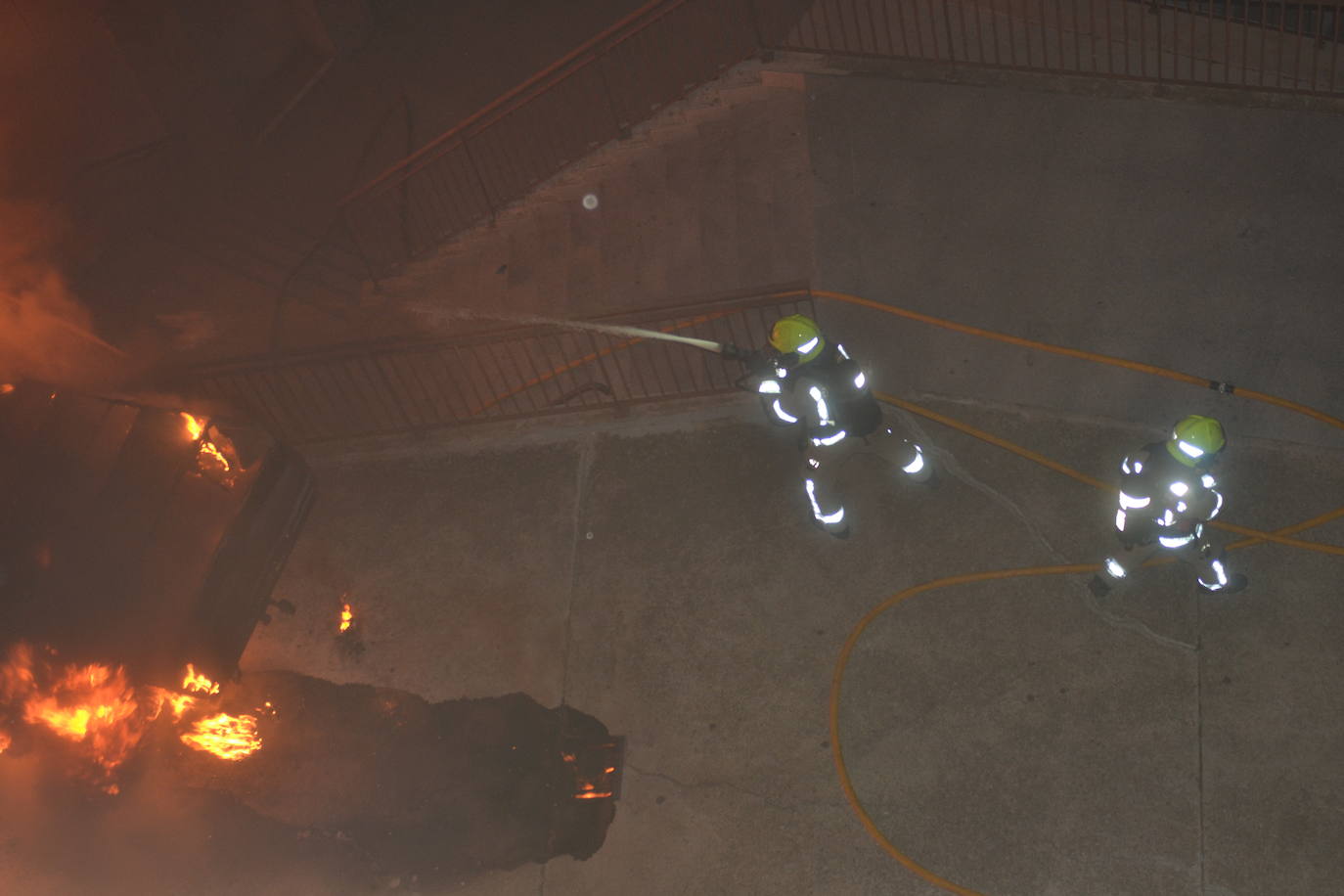 Espectacular incendio de seis coches y una moto en Albelda