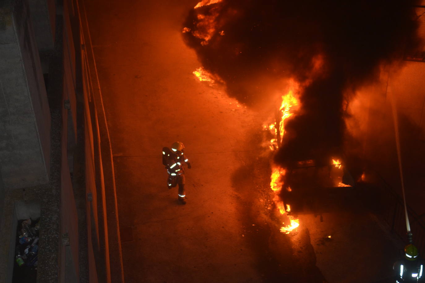 Espectacular incendio de seis coches y una moto en Albelda