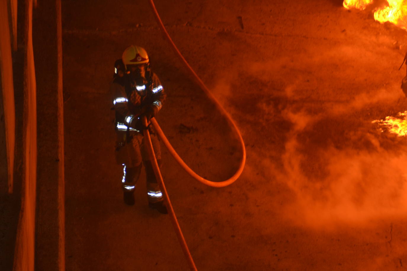 Espectacular incendio de seis coches y una moto en Albelda