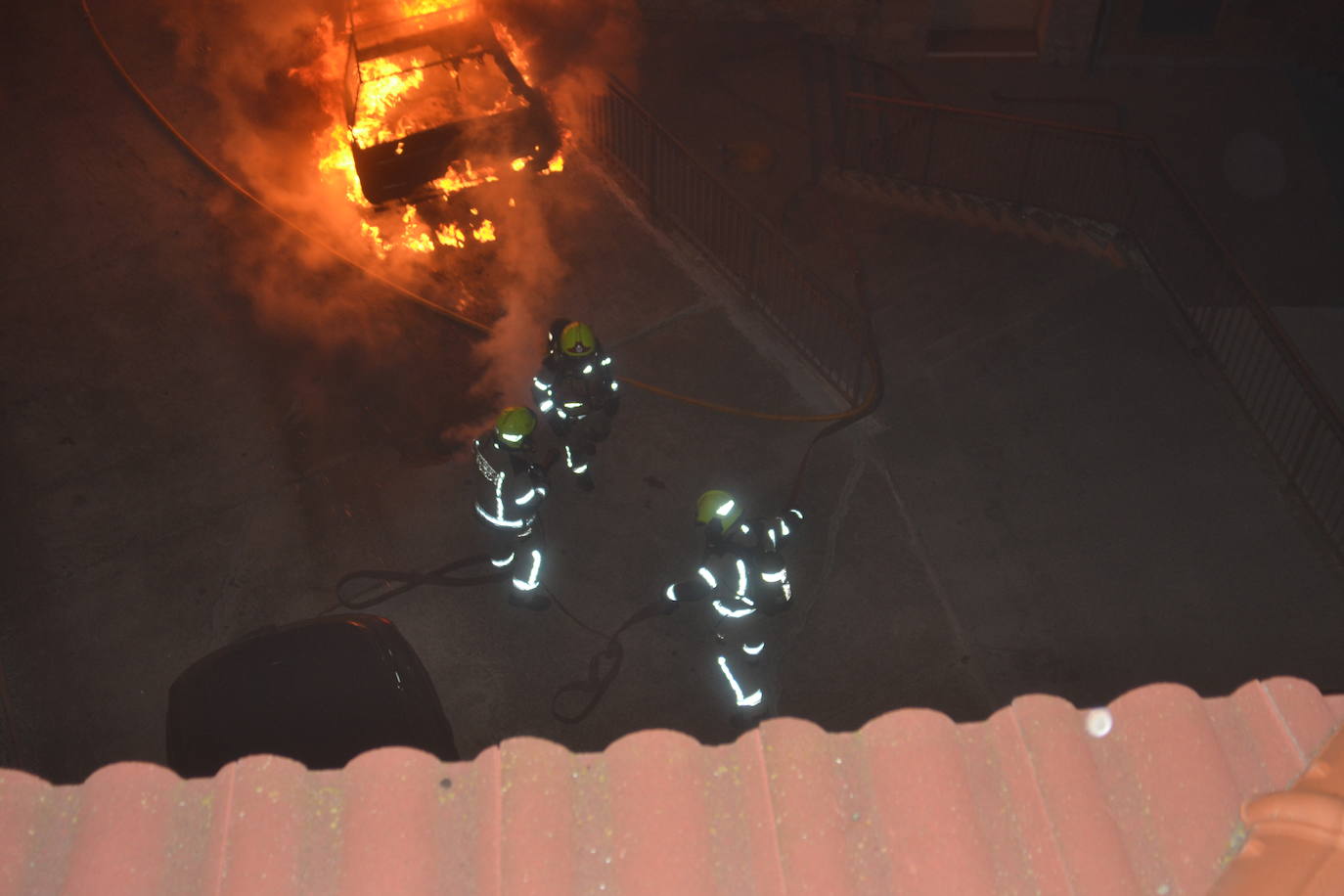 Espectacular incendio de seis coches y una moto en Albelda