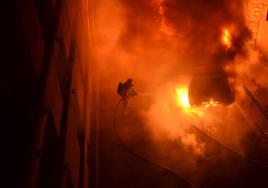 Espectacular incendio de seis coches y una moto en Albelda