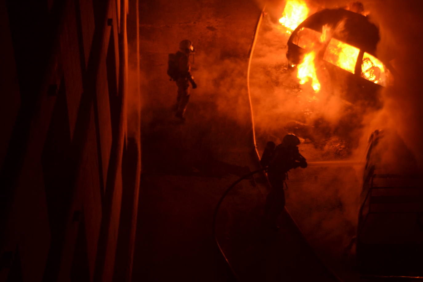 Espectacular incendio de seis coches y una moto en Albelda