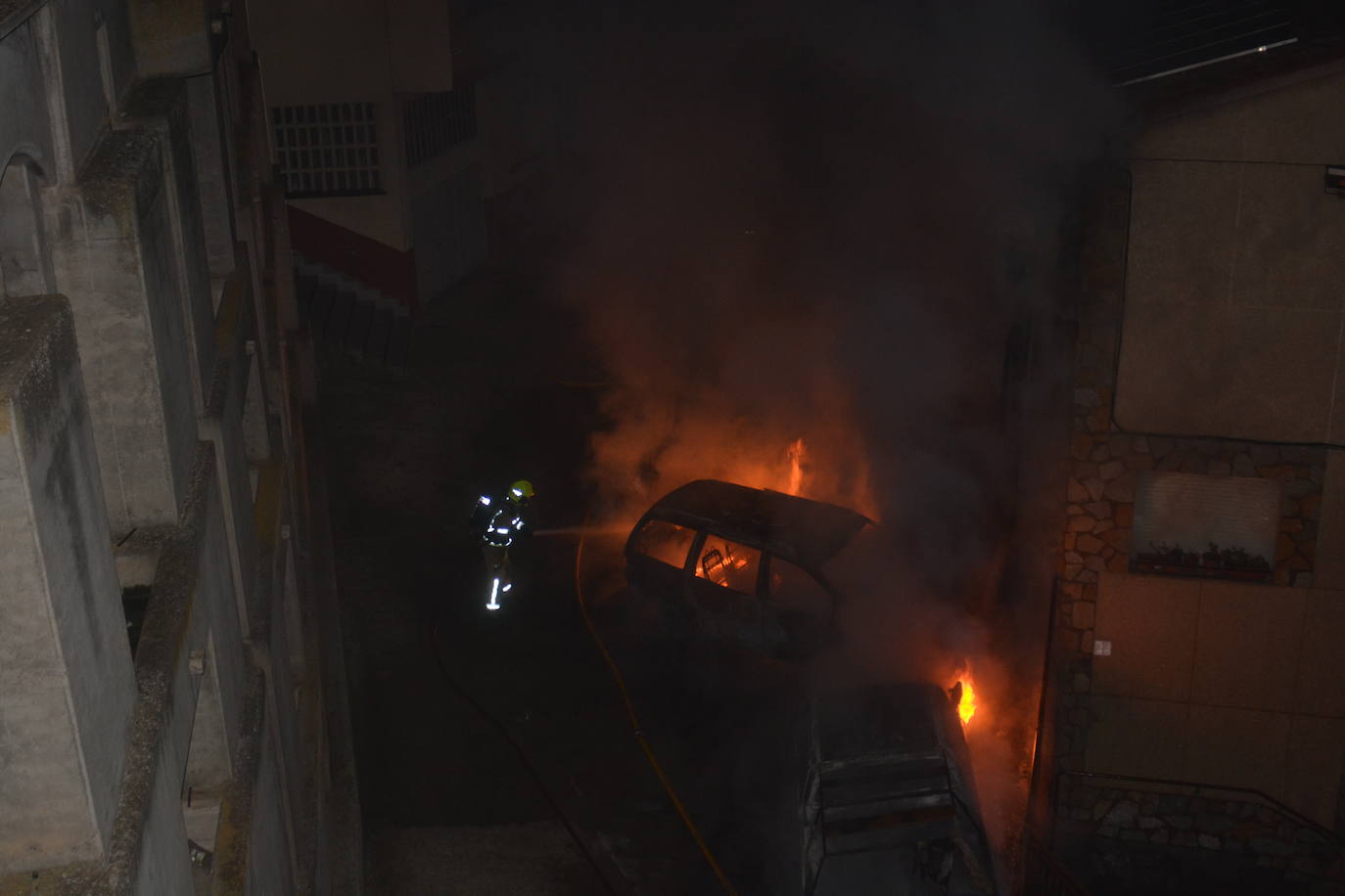 Espectacular incendio de seis coches y una moto en Albelda