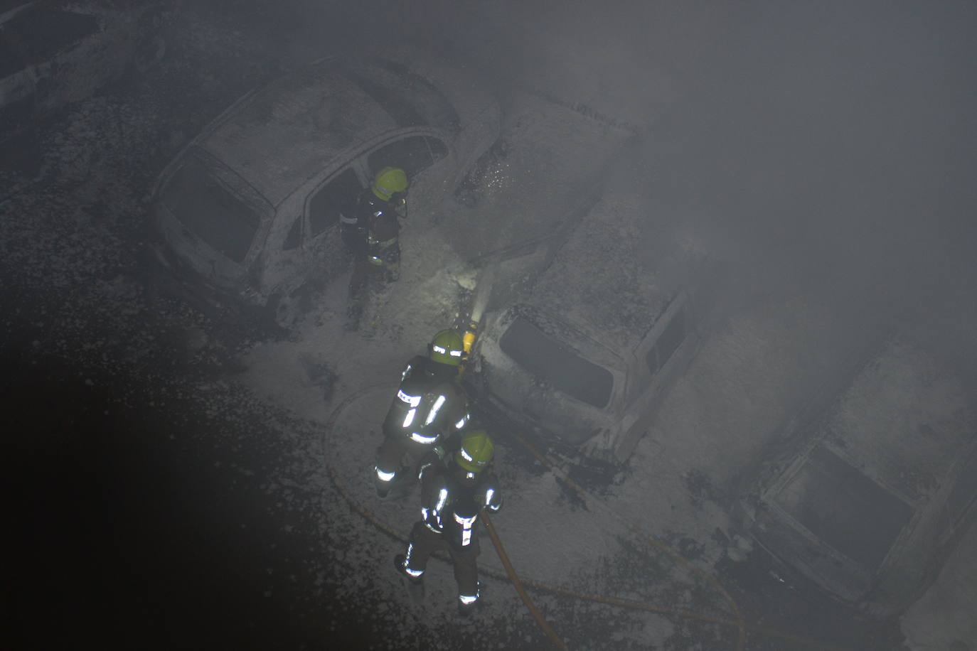 Espectacular incendio de seis coches y una moto en Albelda