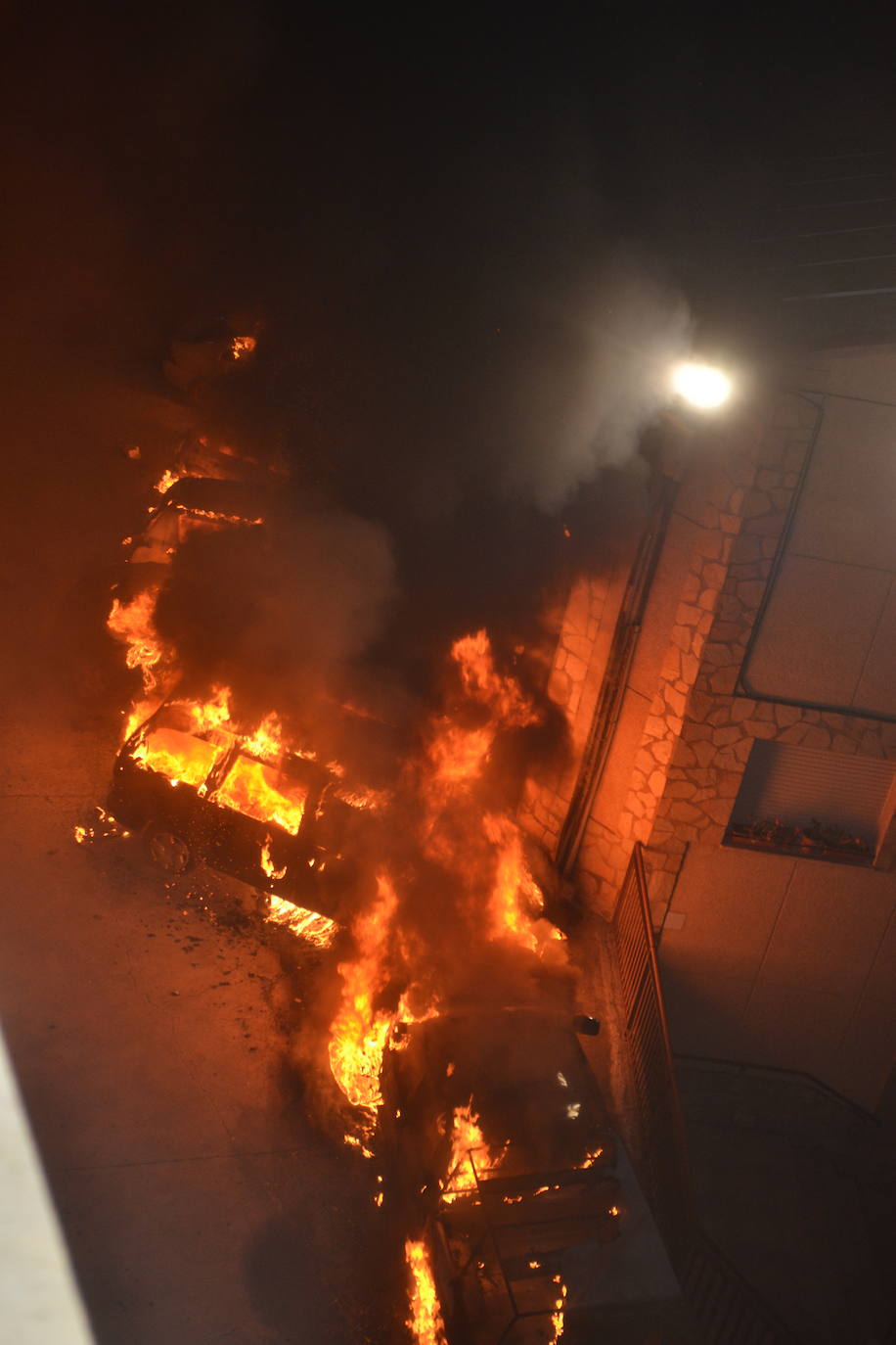 Espectacular incendio de seis coches y una moto en Albelda