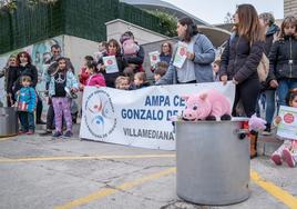 Protesta de los padres y alumnos del CEIP Gonzalo de Berceo de Villamediana de Iregua en la tarde de este miércoles a las puertas del centro.