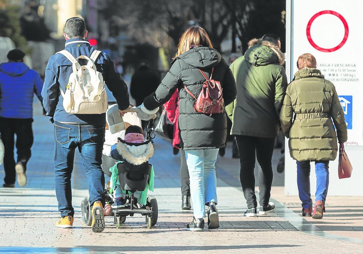 Una pareja pasea con un carro por Logroño.