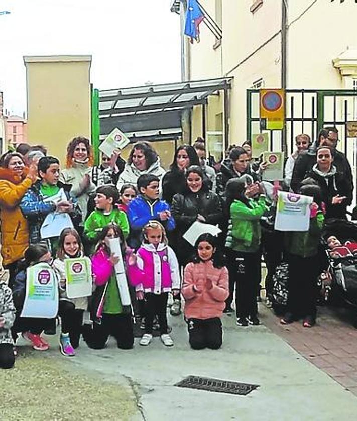 Imagen secundaria 2 - Ampa CEIP Eladio del Campo de Murillo de Río Leza; padres, madres y alumos del CEIP Villa Patro de Lardero y protesta en el CEIP Ángel Oliván de Calahorra a primera hora de la tarde de este miércoles.